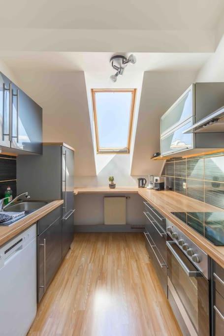 Modern Colonial Style, Central, Rooftop, Bbq Виена Екстериор снимка